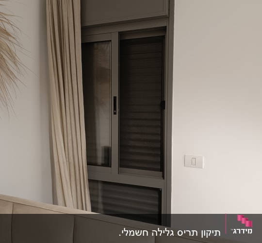 חלון עם תריסים ווילון בחדר שינה